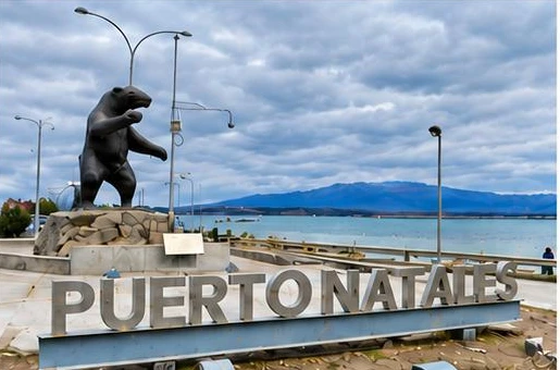 Letrero de Puerto Natales y estatua del Milodón