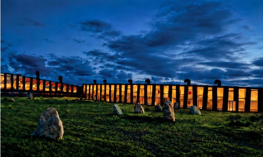 Remota Patagonia Lodge iluminado al anochecer